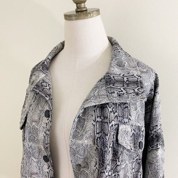 NWT BlankNYC Gray Snake Print Jacket Women's Sz Medium Snap Up Boxy Fit Pockets - Picture 3 of 10